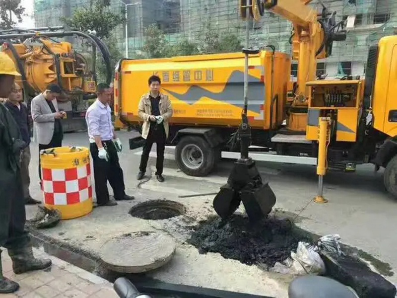 凤县街道：网格员化身“清道夫”，为民解忧疏通“堵心”化粪池