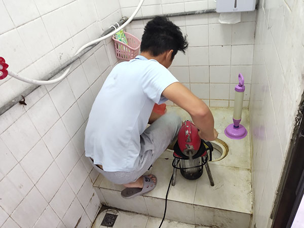 凤县肥皂掉到马桶里把马桶堵住了怎么办？马桶堵住了怎么办