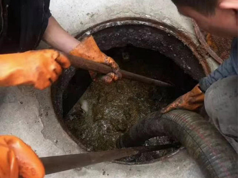 凤县清理化粪池时如何避免沼气的危害？